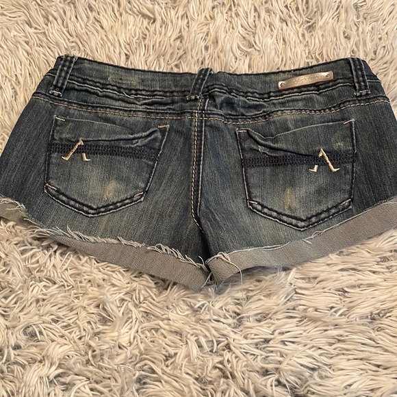 Almost Famous Jean shorts - Picture 2 of 5